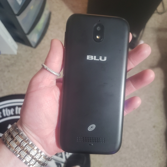 BLU phone - Picture 3 of 3